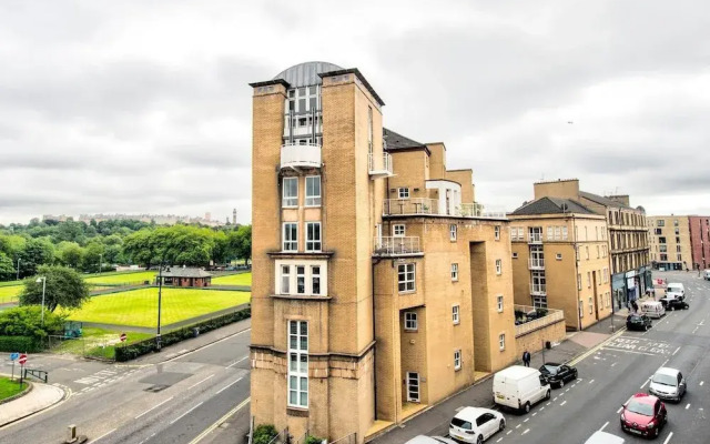 Light 2-bed West End Apt Overlooking Kelvingrove Museum