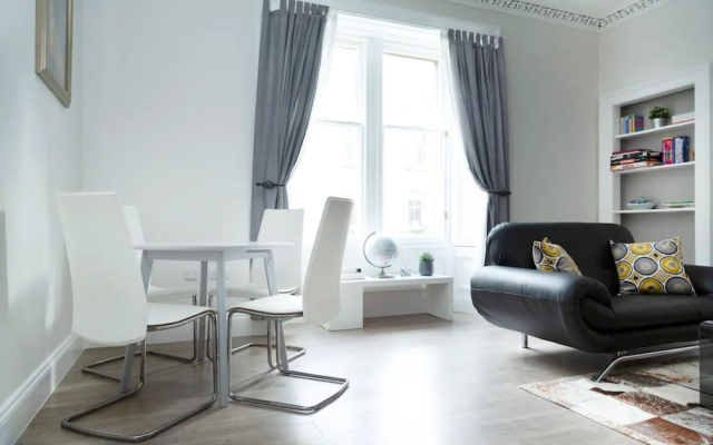 Bright 2 Bedroom Flat Next to Meadows Park