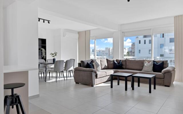 Phaedrus Living: Romanou Modern City Center Flat