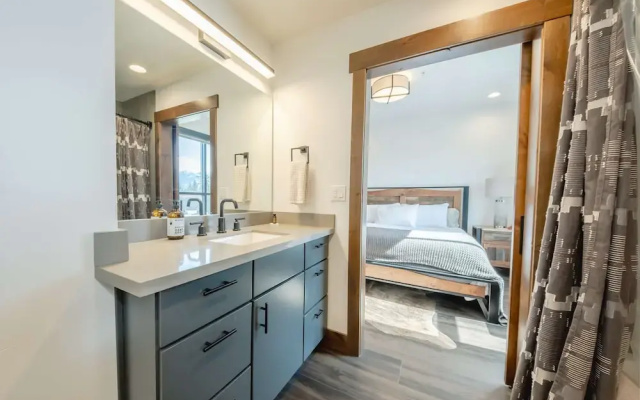 Downtown Penthouse Condo For 4!