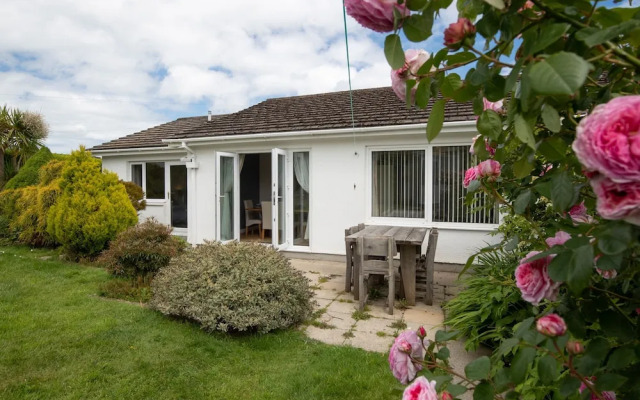 Sea Charm - Cosy Bungalow Near Beach and Village