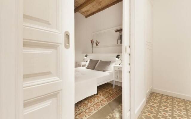 Welcoming 2 Bed With Balcony in Gracia