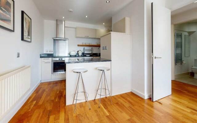 Short let - Penthouse Apartment With West-facing Terrace