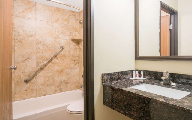 Days Inn Suites Baxter Brainerd Area