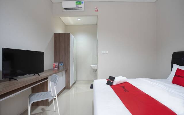 RedDoorz Plus  near JIEXPO Kemayoran