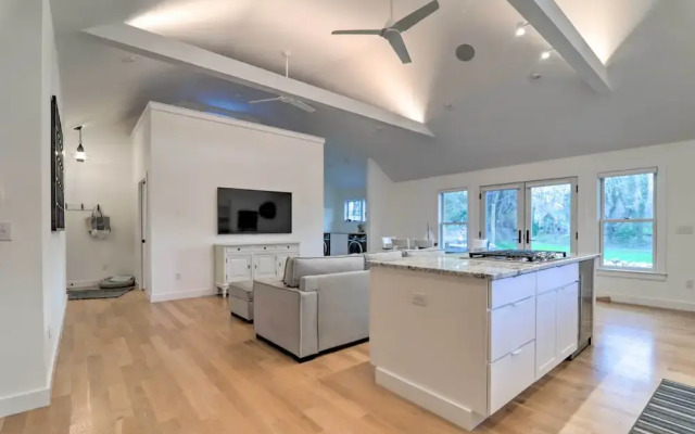 Cape Cod Cottage w/ Fire Pit - Walk to Beach!