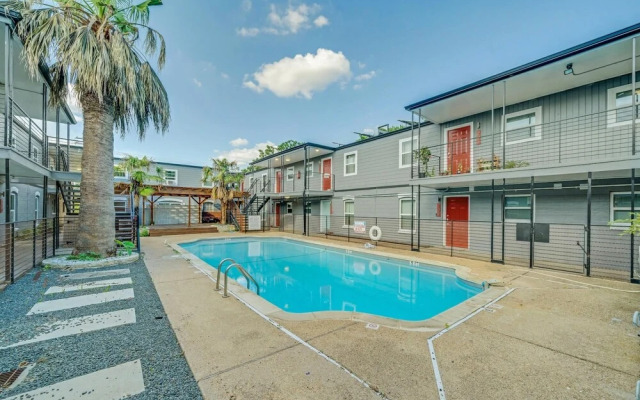 Modern 2BR Near UT Hyde Park Evonify