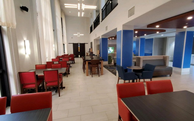 Holiday Inn Express & Suites Phoenix - Glendale Sports Dist by IHG