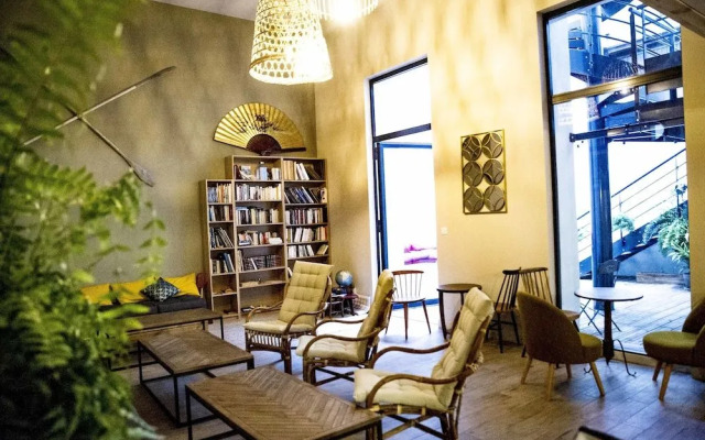 Georges Hostel & Café