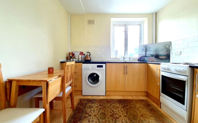 Bright Airy Home With Free Parking