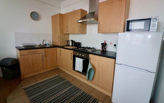 Large 2 Bedroom Apartment Near Cathedral