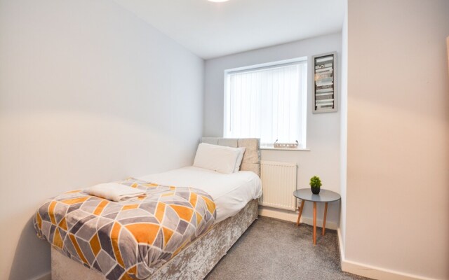 Cosy 2 Bedroom Apartment with Parking