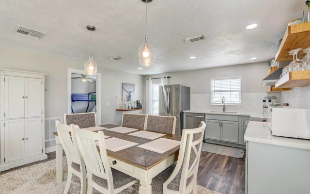 Walk to Beach: Charming Home w/ Deck in Galveston