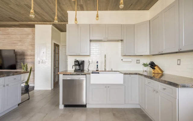 Midtown Penthouse Blocks to Beach