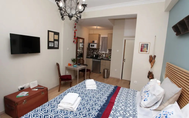 Stylish studio below the Acropolis