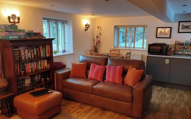 1 Bed Flat - Sleeps 4 - Garden - Parking - Wifi