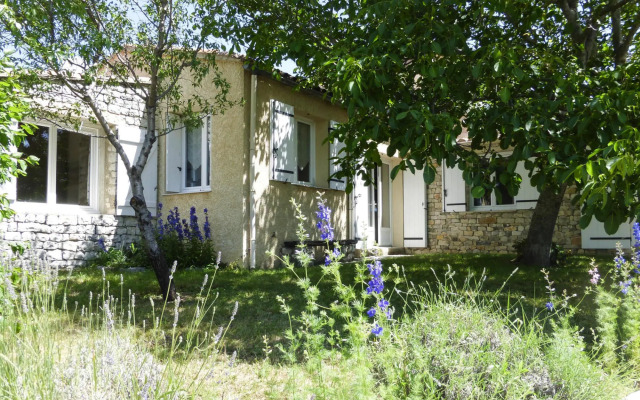 Charming holiday home with private garden, Revest-du-Bion