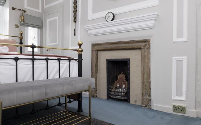 JOIVY Eclectic & Design Led 3Br Apt Near Edinburgh Castle