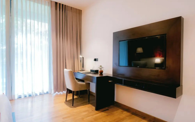 Waters Edge Hotel