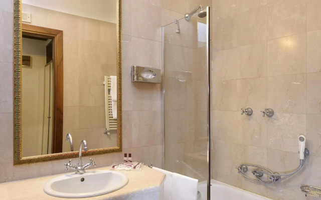 Avalon Hotel Paris Gare du Nord