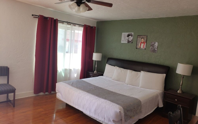 Deluxe Inn Motel
