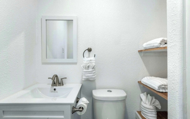 White Oak Landing Spacious 6 BDR w/ Boat Slip!