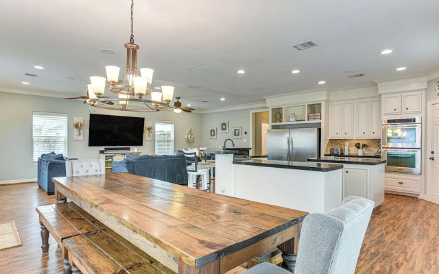 Steps to Surfside Beach: Large Group Gulf Retreat