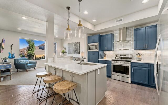 First Class Stylish Townhome Near Old Town!