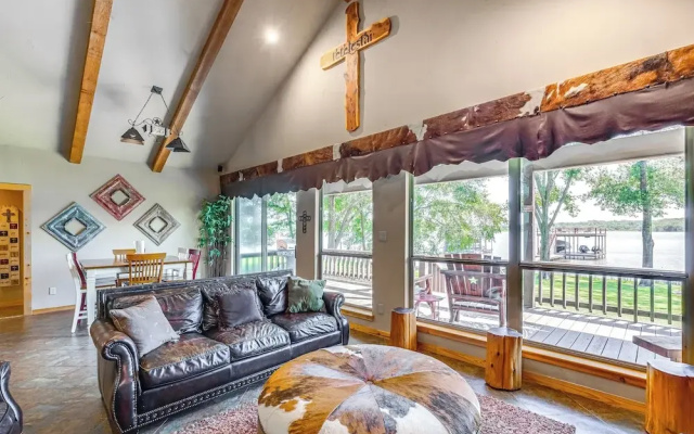 Views & Private Dock: Lakefront Eustace House!