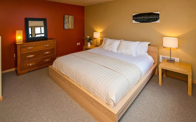 Island Inn at 123 West