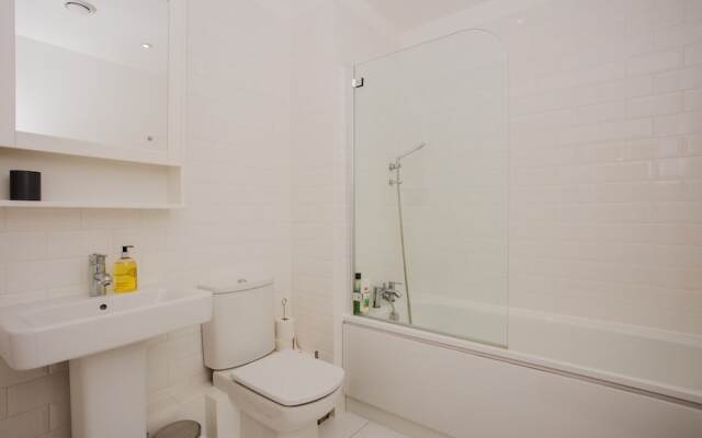 Stunning 2 Bed Home + Balcony Overlooking Thames
