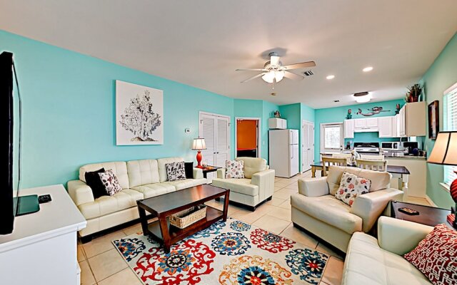 Natures Haven - Updated W/ Pool & Lake 3 Bedroom Condo