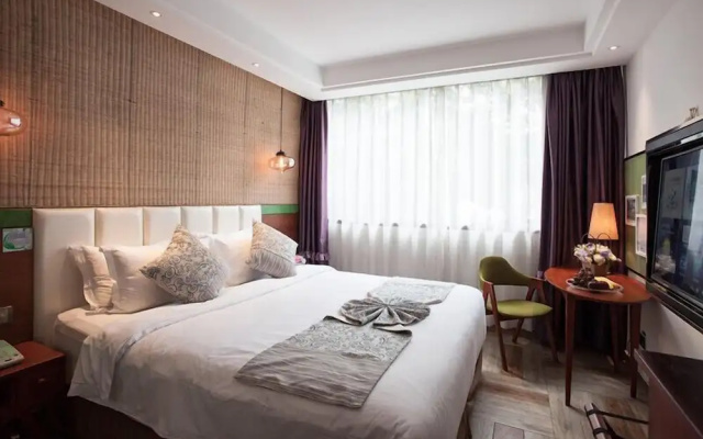 Yurong West Lake Cottage Resort