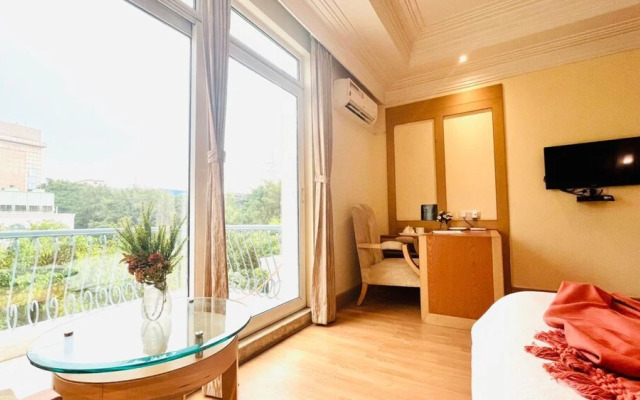 BluO 3BHK - DLF Galleria | BathTub, Balcony