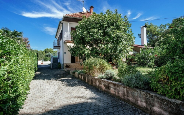 Sun Filled Apartment in Pakostane Dalmatia With Garden
