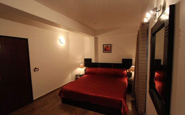 8fold-Pinecrest By LaRiSa, Bhimtal
