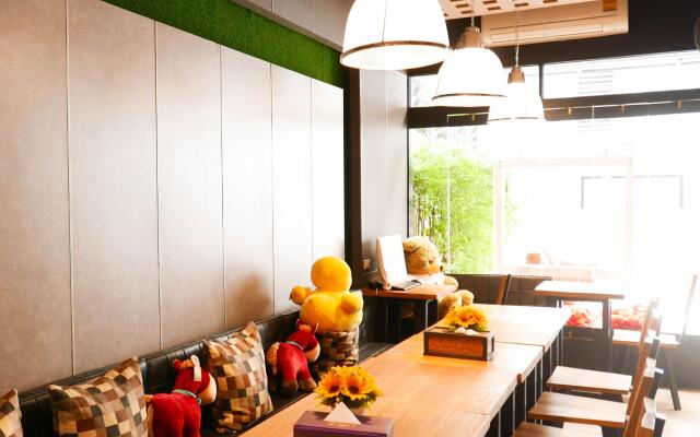 D Box Hostel