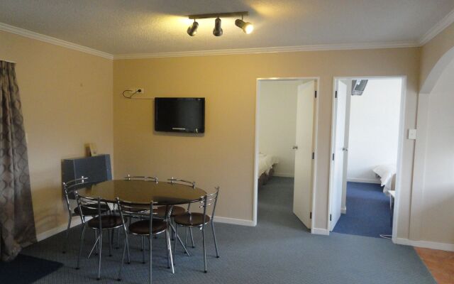 Hawks Inn Motel