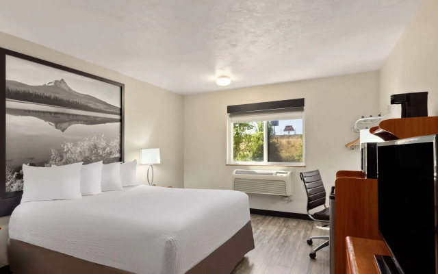 Super 8 by Wyndham Roseburg