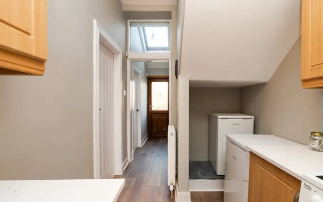 2 Bedroom Flat - Free Parking