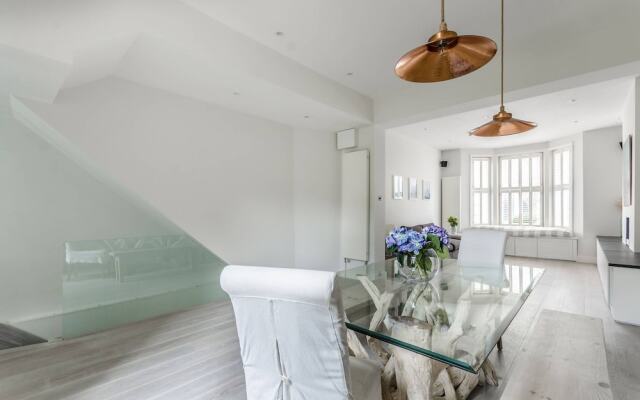 2 Bedroom Chelsea Flat By Thames