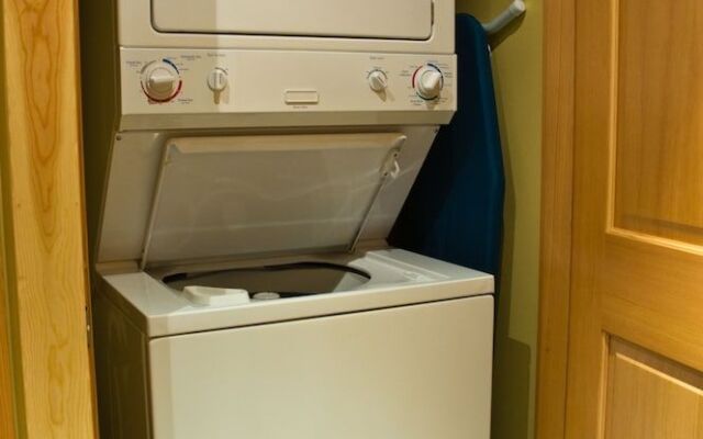 Pinnacle Ridge Chalets by Fernie Lodging Co