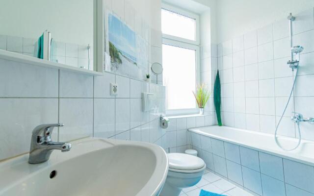 Helle Wohnung mit Balkon in grünen Innenhof - W-LAN, 4 Schlafplätze