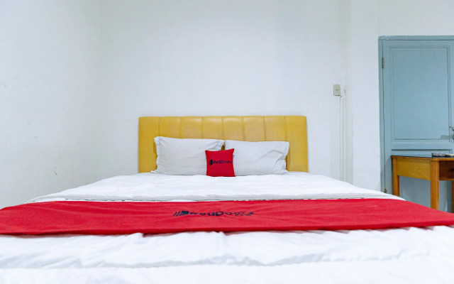 RedDoorz Plus @ Jalan Iskandar Muda Medan
