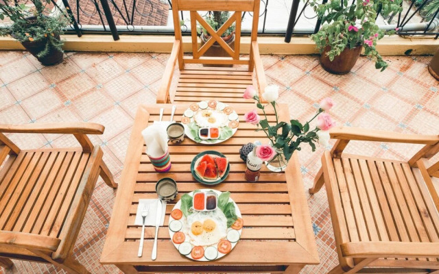 Hillside Homestay Hue - Top Apartment
