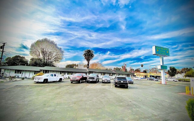 Casa Blanca Inn & Suites