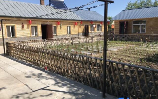 Arctic Village Snowman Chalet