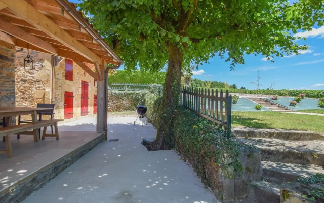 Hilltop Cottage With Pool