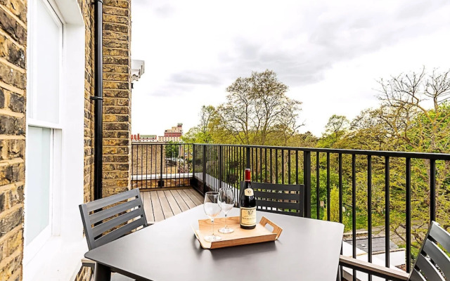 Light & Luxury Chelsea Apartment: Private Balcony!