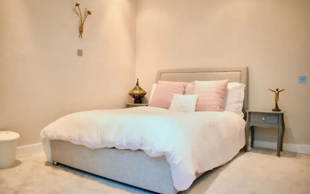 Bright 2 Bedroom Kennington Flat With Garden